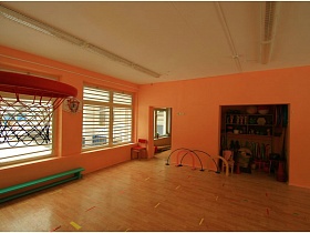 спортивный зал с различным спортивным инвентарем в детском саду
