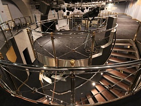 Круговая лестница на балкон в ночном клубе