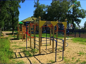 яркие красочные спортивные сооружения на детской площадке на пришкольной территрии