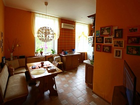 шарообразная люстра над обеденным столом и кухонным мягким уголком в современной трехкомнатной квартире