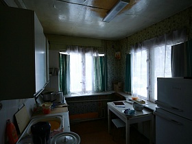 навесные шкафы над раковиной и рабочей поверхностью кухни