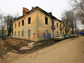 расписанные стены старого заброшенного дома без стекол на окнах