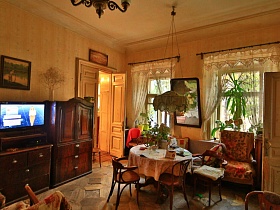 Старая комнатая рядом с кухней в квартире профессора СССР