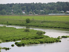 маленькие зеленые островки небольшой реки с изгибом в живописном месте Москвы