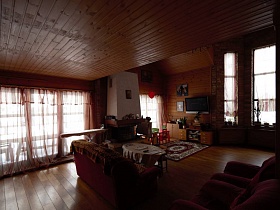 деревянный потолок гостинной в современной даче