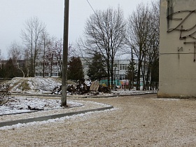 белое двухэтажное здание детского сада с яркой игровой площадкой за сетчатым забором рядом с ДК СССР