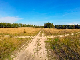 пересечение дорог в большом поле недалеко от леса