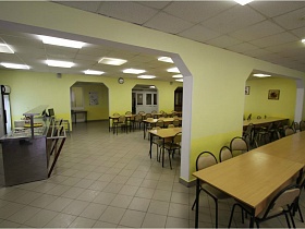 линия раздачи питания в светлой столовой с желтыми стенами в современной школе