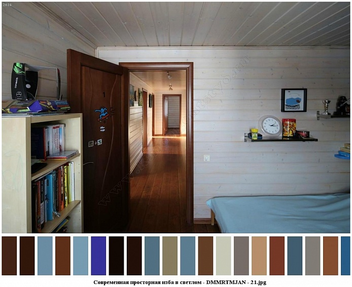 просторный холл деревянного трехэтажного дома  из открытой двери спальной комнаты современного добротного дома