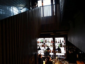 деревянные перила лестницы между залом кафе-бара и залом ресторана в здании лофт на Фрунзенской