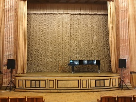 Сцена с роялем в ДК СССР