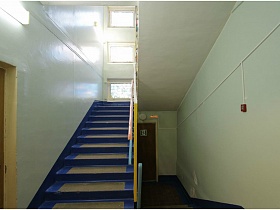 синие ступени лестницы с голубыми стенами в другом крыле детского сада