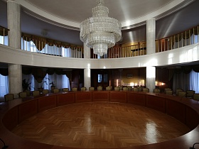 Красивая люстра в зале собраний с круглым столом в правительственном пансионате