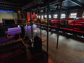 сцена с музыкальной аппаратурой и колонками в просторном зале ночного молодежного клуба лофт