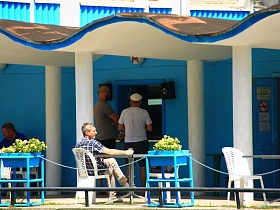 голубые вазоны на ножках на открытой террасе с уютными столиками для отдыхающих гостиницы "Дубна" советского времени для съемок кино
