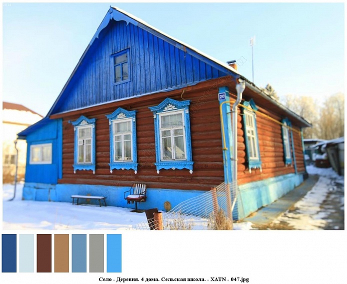 чистый, ухоженный двор одного из жилых деревянных домов N 20, стены которого окрашены в коричневый цвет с голубой верандой и голубыми наличниками на окнах