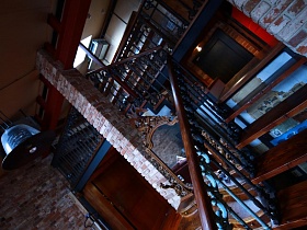 винтажная лестница с деревянными ступеньками в лофт квартире
