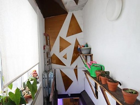 креативная стена и потолок над лестницей, ведущей в подвал дома