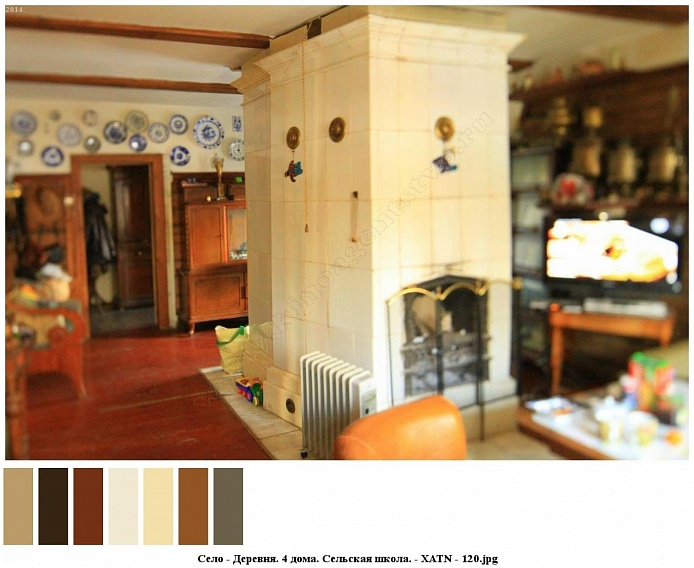 многочисленные декоративные тарелки на стене над дверью украшают комнату сельского деревянного дома