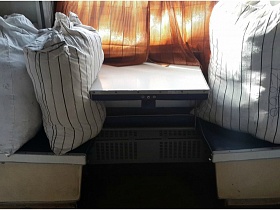 чистое индивидуальное постельное белье в белом и полосатых мешках на нижней  боковой полке плацкартного вагона производства 80-ых годов