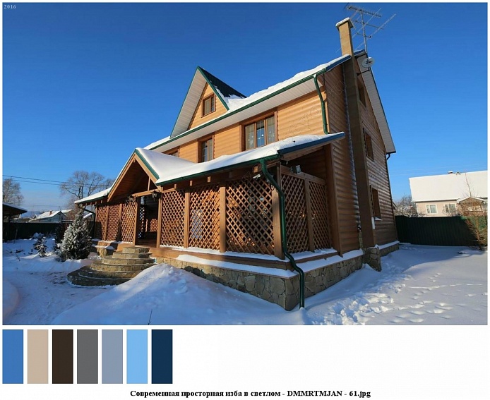 общий вид современного деревянного трехэтажного дома на зимнем участке за забором