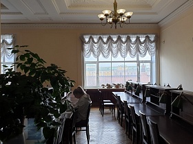 Тяжелый шторы на окнах сталинского здания читального зала