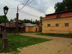 разноплановые домики на перекрестке дорог на окраине старого городка
