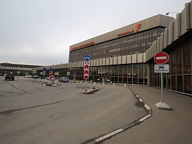 стоянка для такси перед терминалом Шереметьево-2