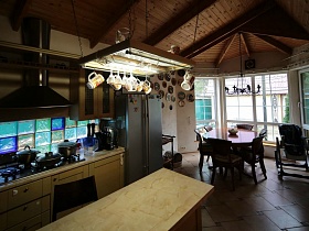 стеклянная плитка рабочей поверхности бежевой кухни на современной классической семейной даче