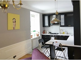 стильная современная черно белая кухня с креативным светильником в двухкомнатной квартире