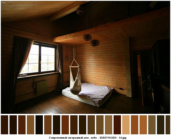 белый гамак у белого матраса на деревянном полу в углу комнаты с коричневыми шторами на большом окне в мансарде уютного дома в восемь комнат