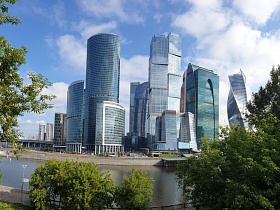 прекрасный вид на ультра современный архитектурный комплекс небоскребов из стекла и бетона, в излучении Москвы-реки в утренние часы
