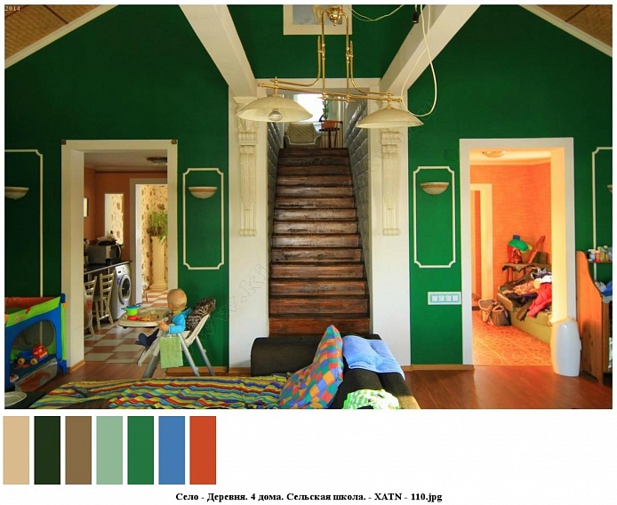 плоские бра на ярко зеленых стенах комнаты, внутри дома, детский стульчик, манеж и детская деревянная кроватка