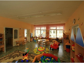 просторная группа детского сада с многочисленными игровыми зонами