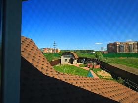 вид из окна мансарды на крышу семейной дачи, большой участок с беседкой и отдельным домом за высоким забором