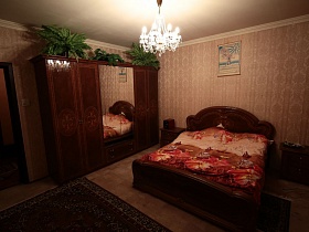 деревянный шкаф для одежды и кровать в спальне