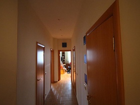 двери коридора в разные комнаты современной квартиры в Куркино