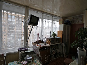 Балкон с кроватью и бардаком в квартире СССР
