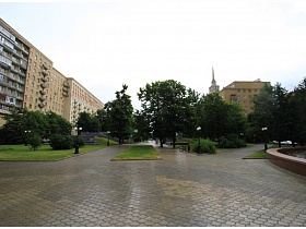 просторная площадь перед фонтаном в парке жилого квартала