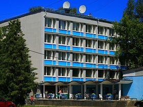 белые спутниковые тарелки на крыше современного серого здания гостиницы "Дубна" СССР с голубыми яркими открытыми балконами для съемок кино