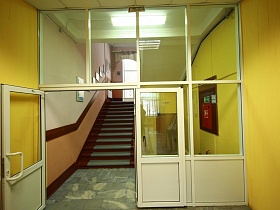 за входной дверью лестница на второй этаж школы