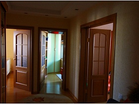 межкомнатные двери с рефленными стеклами в приличной трехкомнатной квартире панельного дома