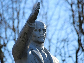 фигура Ленина с вытянутой вперед рукой на фоне голубого неба на площади в городке Сычево для съемок кино