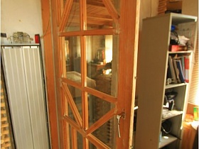 межкомнатная деревянная дверь со стеклянными вставками