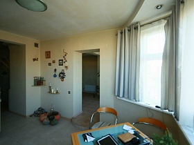 открытые дверные проемы из кухни на лоджию и коридор в трехкомнатной квартире геолога  в многоэтажном жилом доме