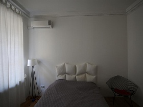 простота, скромная практичность  в подборе мебели для спальни в современной скандинавской квартире