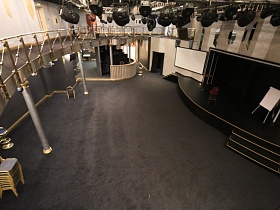 Серый металлический зал в ночном клубе