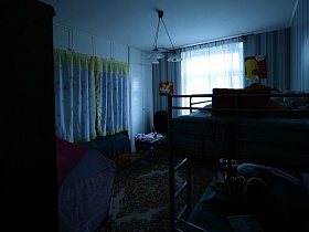 общий вид спальной комнаты с двухярусной кроватью и кроватью за шторами в нише в семейной трешке