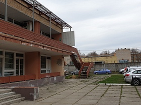 наружная коричневая лестница с ограждением и перилами на открытый балкон вдоль всего здания столовой СССР