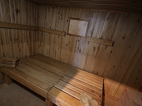 деревянная баня с полками и печью в неординарном загородном доме с камином